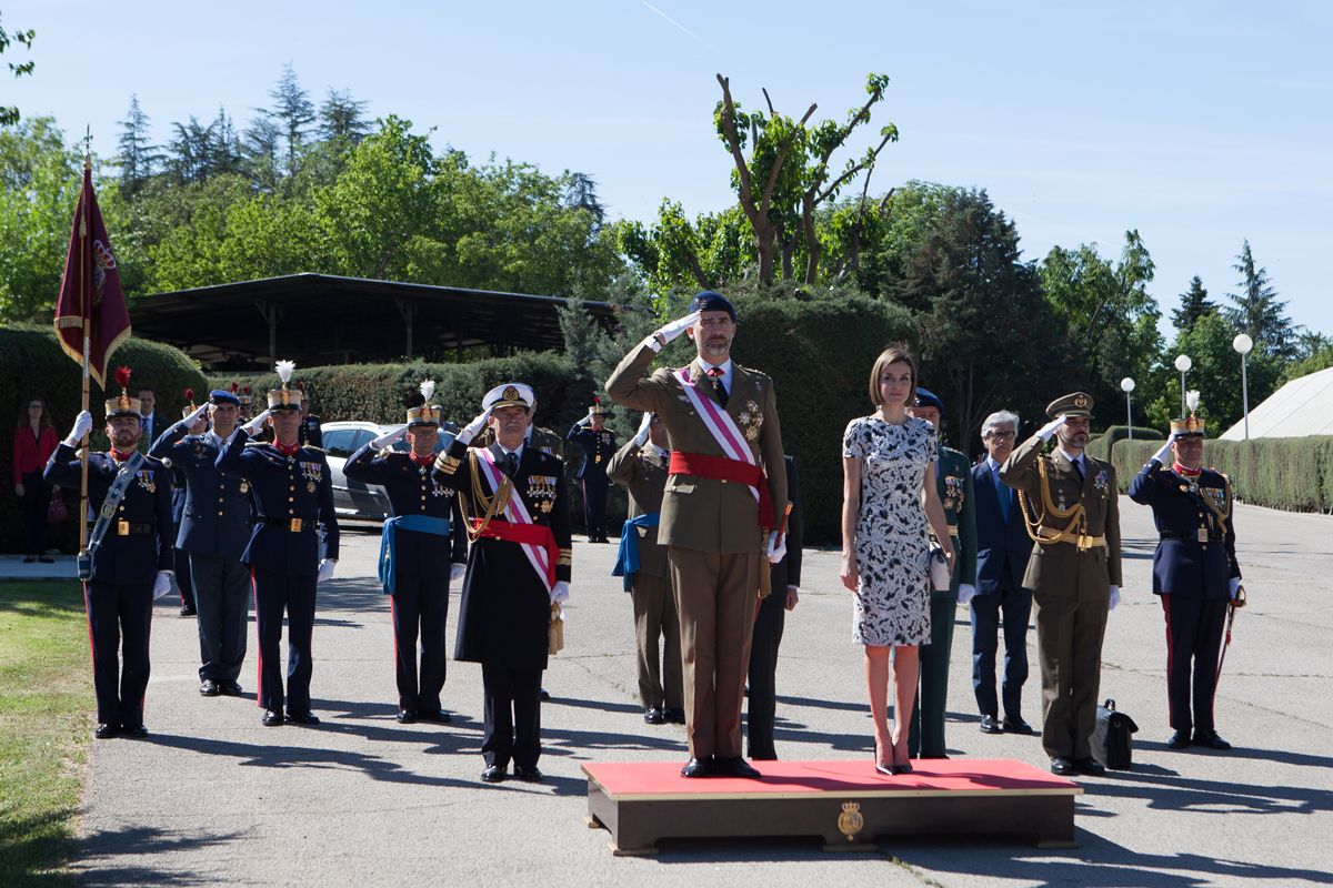 SS.MM. los Reyes recibiendo los Honores Reglamentarios