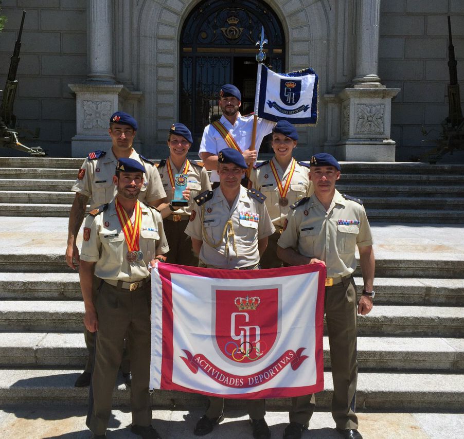 Equipo de Pentatlón Militar junto al coronel jefe, Álvarez de Toledo