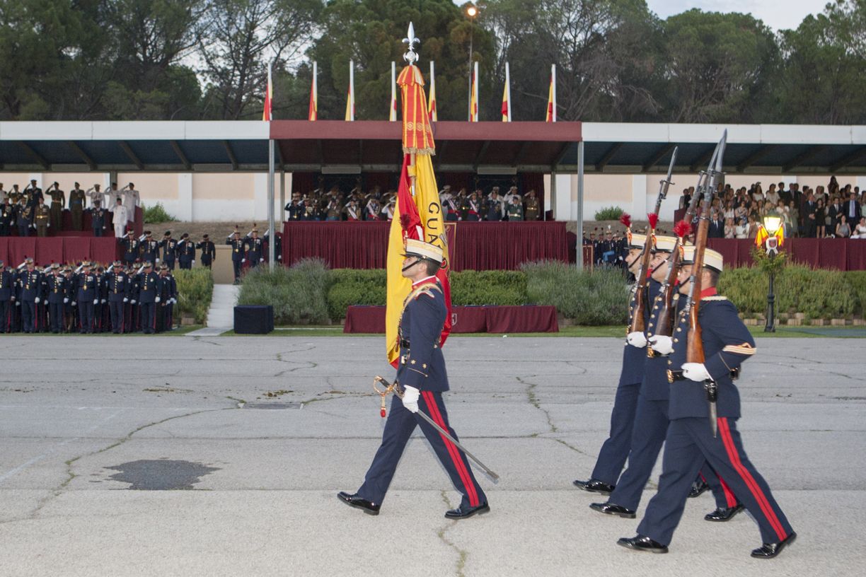 Bandera y escolta de la Guardia Real