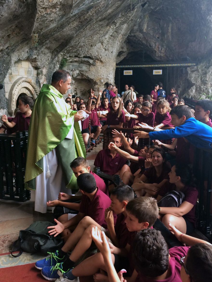 Celebración de la misa que ofició el páter de la Guardia Real, Ángel Díaz Bustos