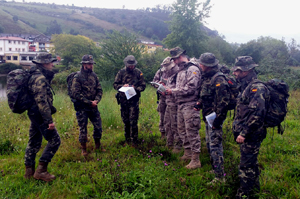 Patrulla de Alabarderos preparando su marcha por Ribadesella