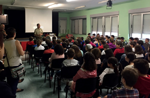 Encuentro del capitán de la Compañía de Control Militar con escolares de Gijón