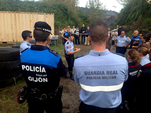 Preparación del ejercico conjunto entre las unidades caninas de la Guardia Real y la Policía Local de Gijón