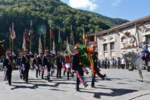 Guiones y Banderines durante el acto a los que dieron su vida por España