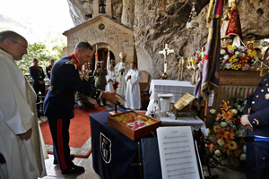 El coronel jefe ofreció a la Virgen de Covandonga una bandera de España y un ros