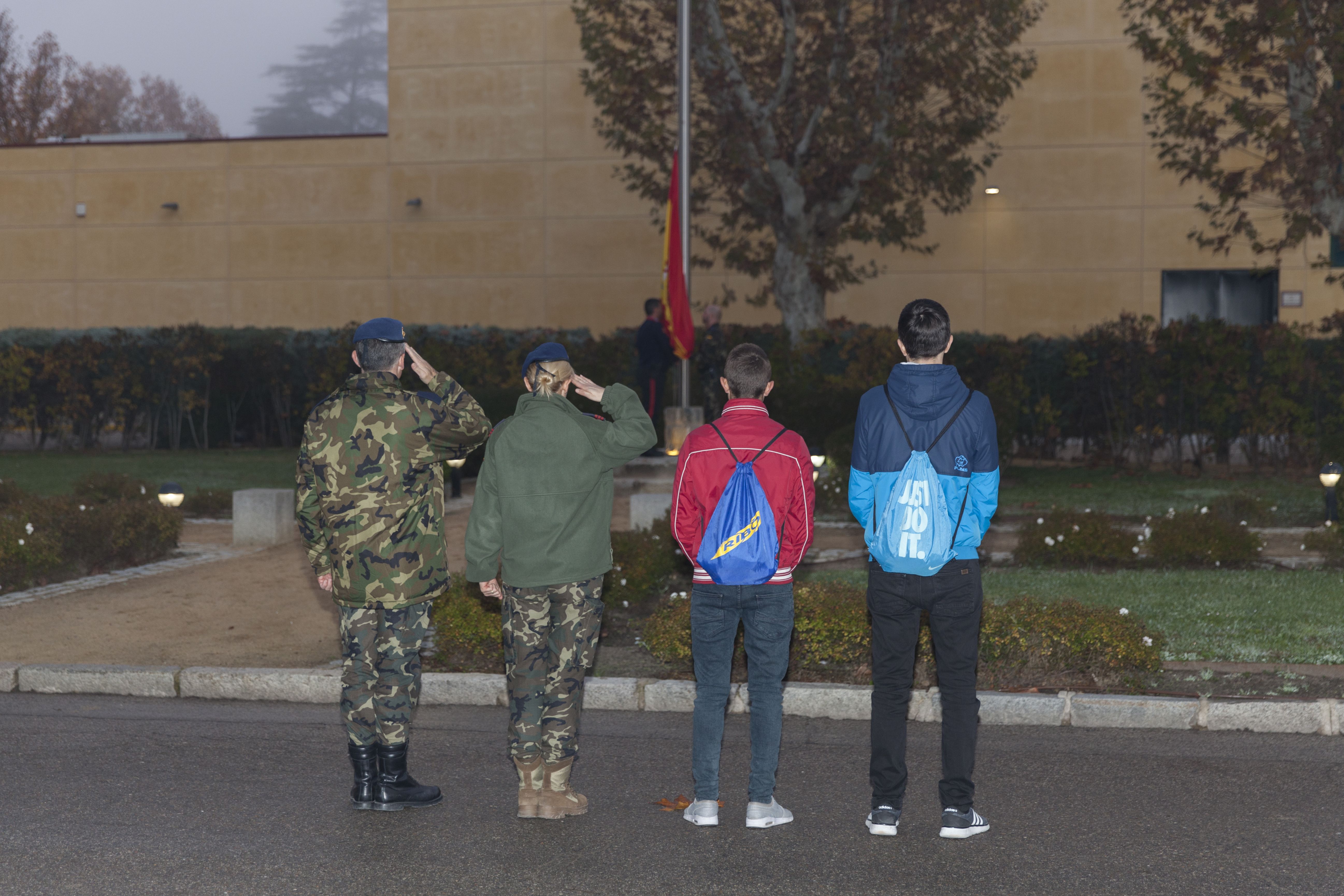 Momento del izado de Bandera
