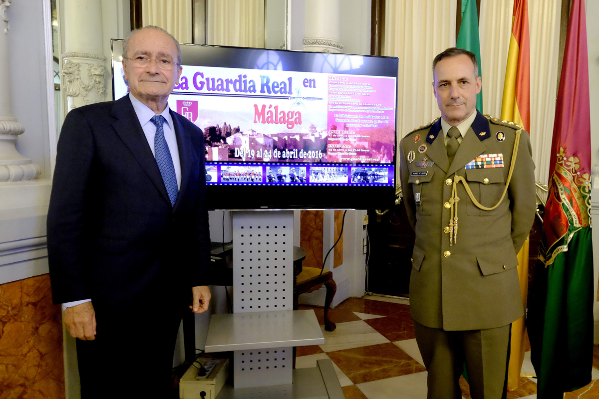 El coronel Ramón Álvarez de Toledo junto al alcalde de Málaga Francisco de la Torre