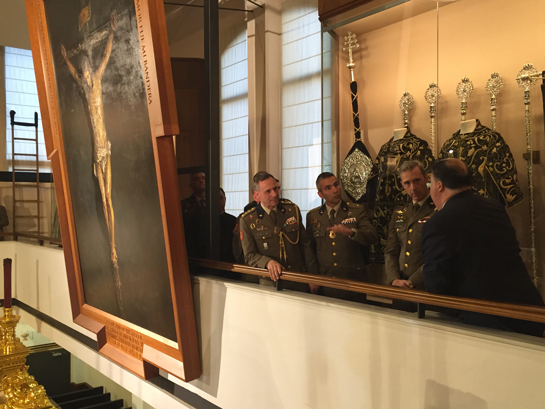 Miembros de las congregaciones del Cristo de los Alabarderos y del Santísimo Cristo de la Buena Muerte en interior de la iglesia de Santo Domingo