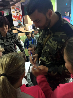 Los 'Monteros de Espinosa' en pleno fragor popular en Nerja