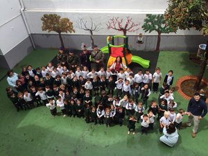 Miembros de la Guardia Real visitaron el colegio 'Fuente de Baden' de Nerja