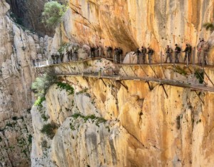 Componentes del Grupo de Apoyo y Logística realizando el Caminito del Rey