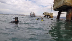 El grupo de buceo realizando una inmersión en colaboración con los GEAS y el Patrullero de la Armada 'Tagomago'