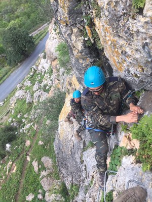 La compañía 'Monteros de Espinosa' subiendo la Vía Ferrata (Comares)