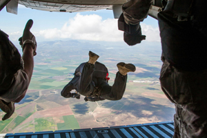 Salto en paracaidas con apertura manual realizado sobre tierras antequeranas