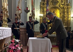 En nombre de la Guardia Real, el coronel jefe, realiza una ofrenda a la Virgen de la Victoria