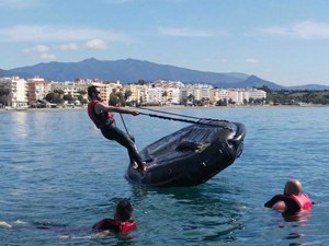 Ejercicio de volteo de una embarcación de 'Mar Océano' en las aguas de Estepona