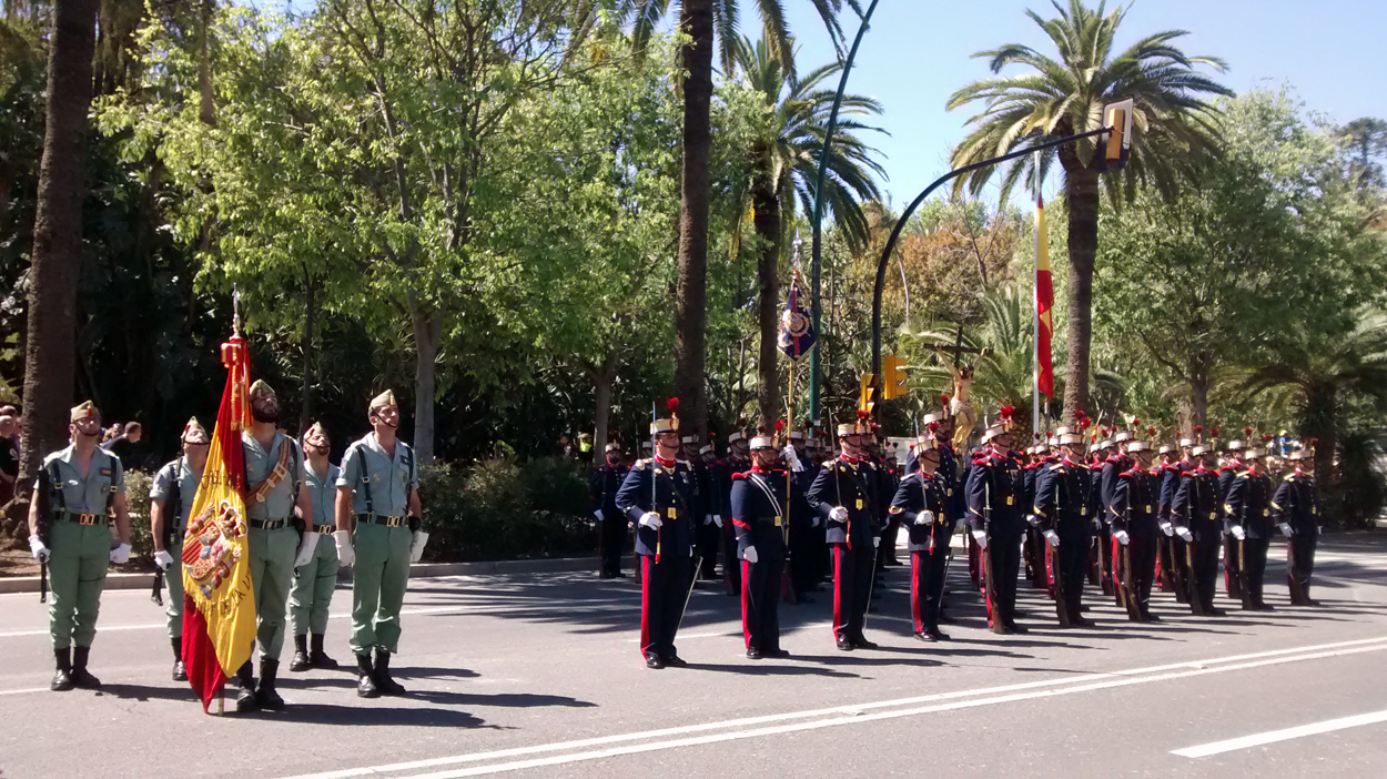 La Bandera del Tercio 'Alejandro Farnesio' IV de la Legión junto a la compañía 'Mar Océno' del Grupo de Honores