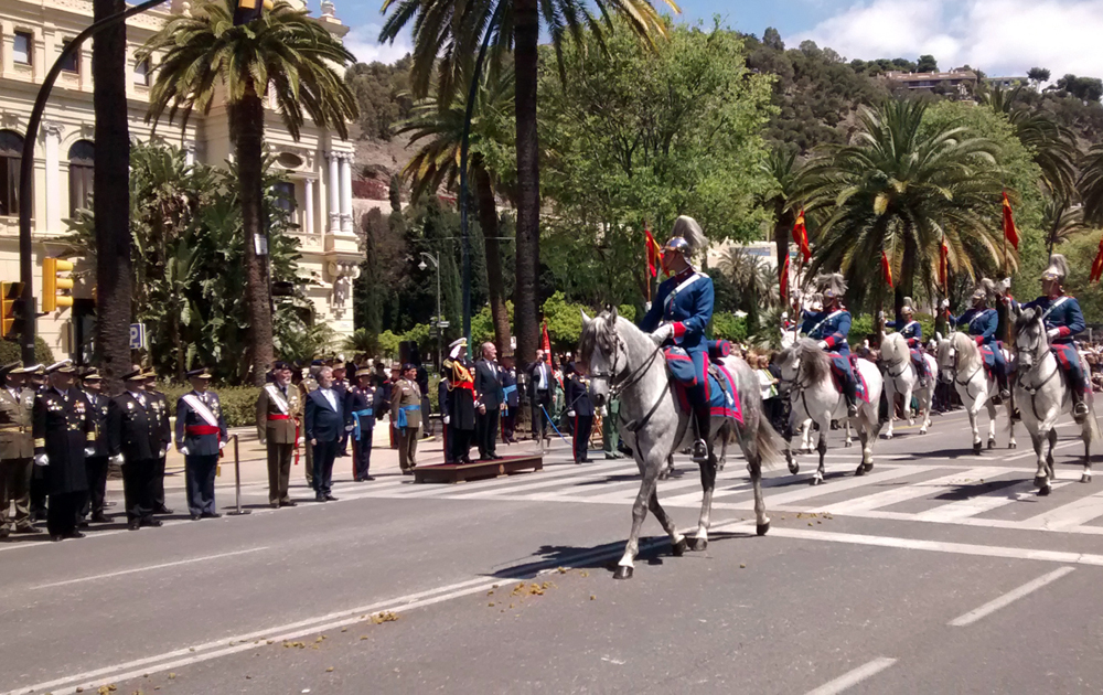 El Escuadrón de Escolta Real desfilando por el Paseo del Parque