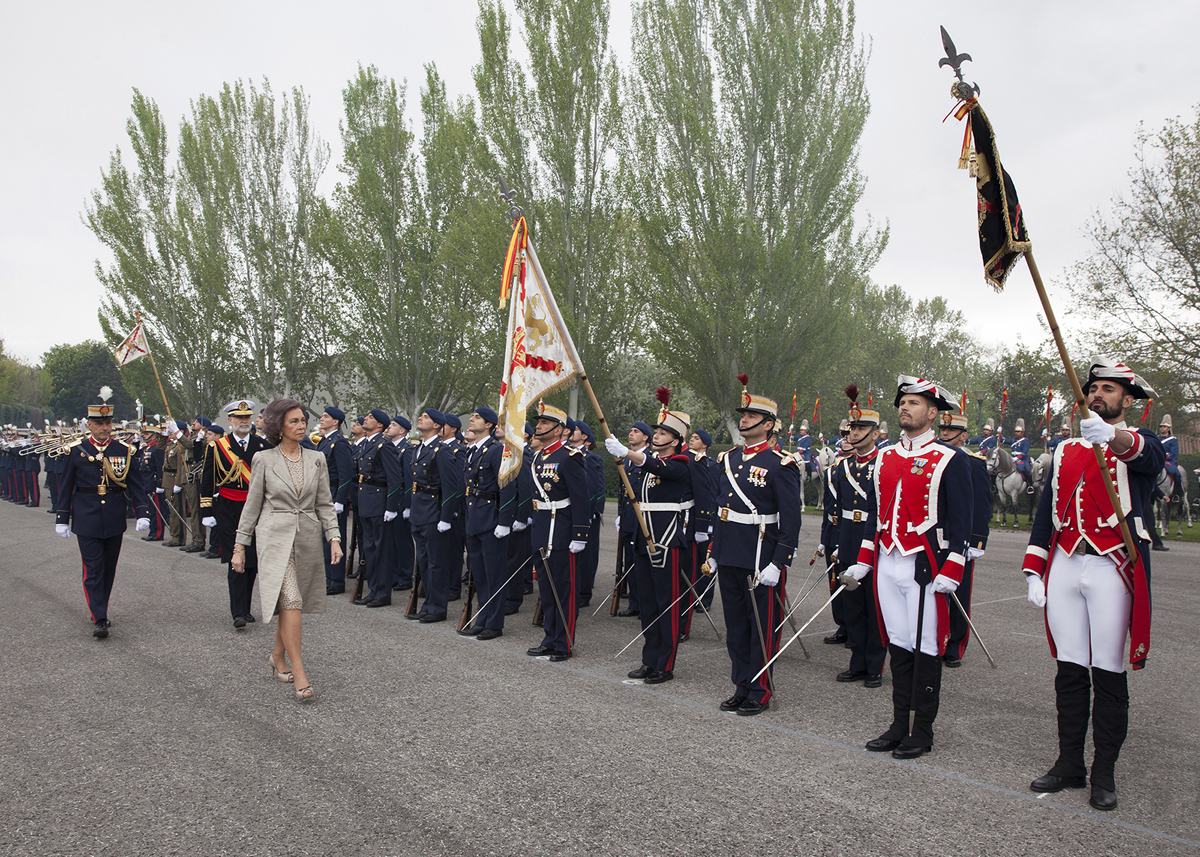 S.M. la reina doña Sofía pasando revista a la Guardia Real