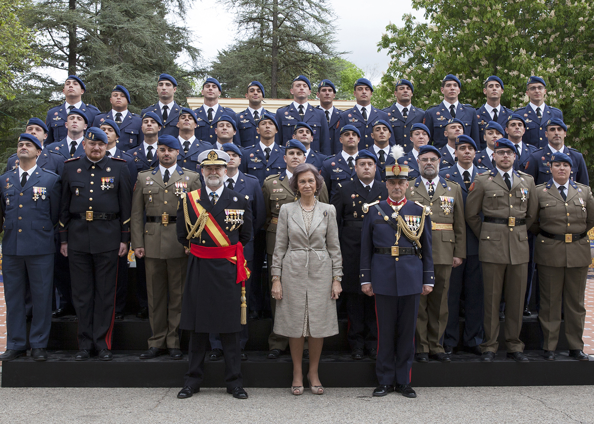 S.M. la reina doña Sofía junto a los nuevos Guardias Reales