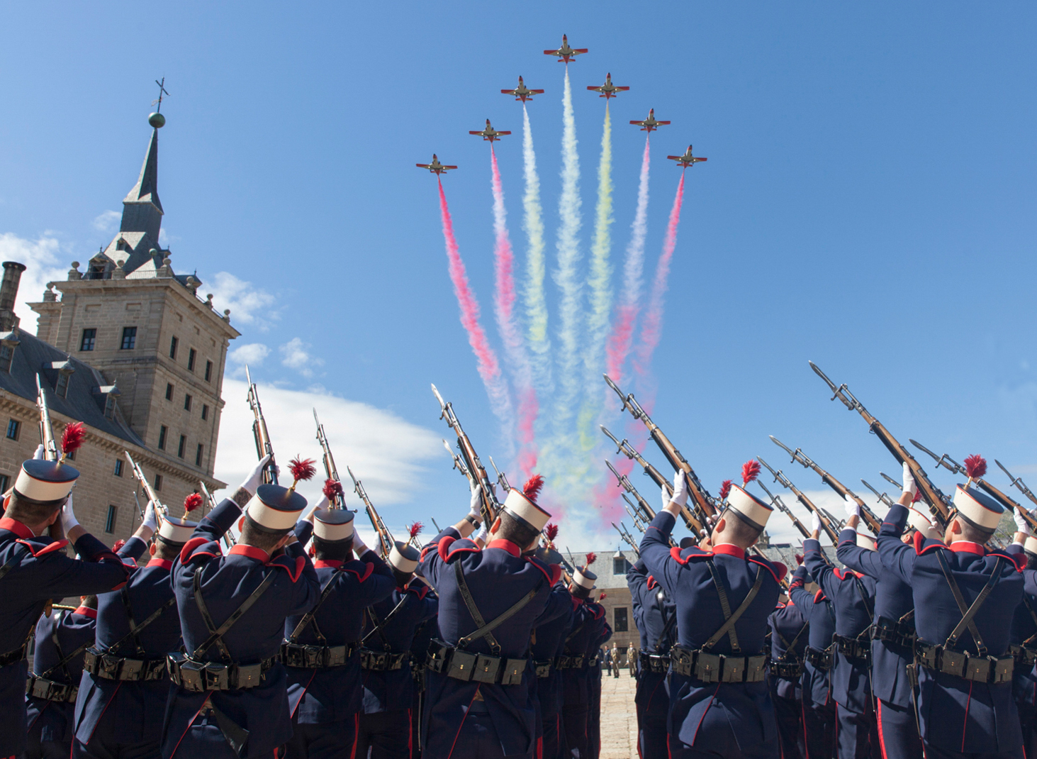 Salva de ordenanza del Grupo de Honores al paso de la patrulla 'Águila'
