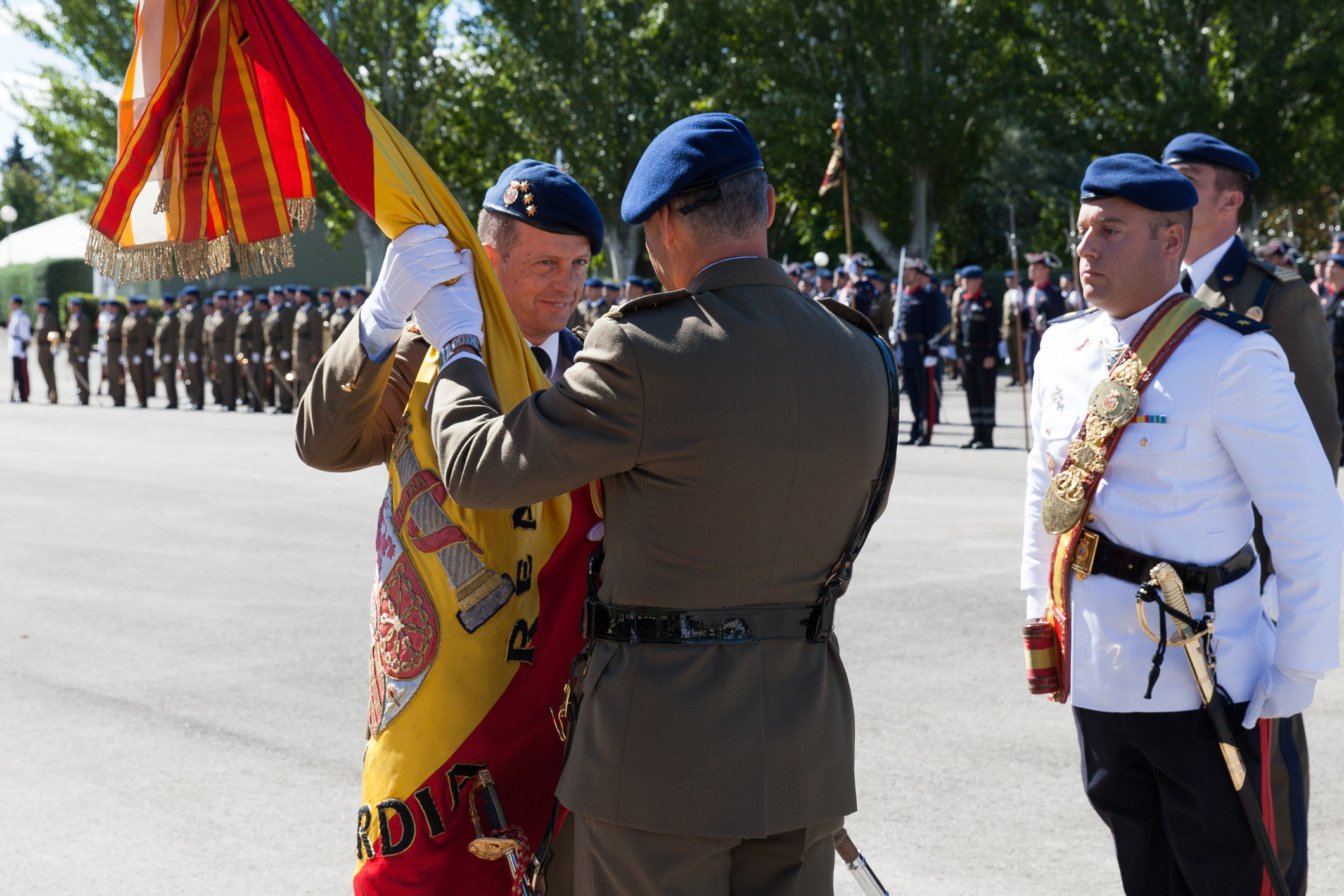 Momento de la entrega de la Bandera de la Guardia Real