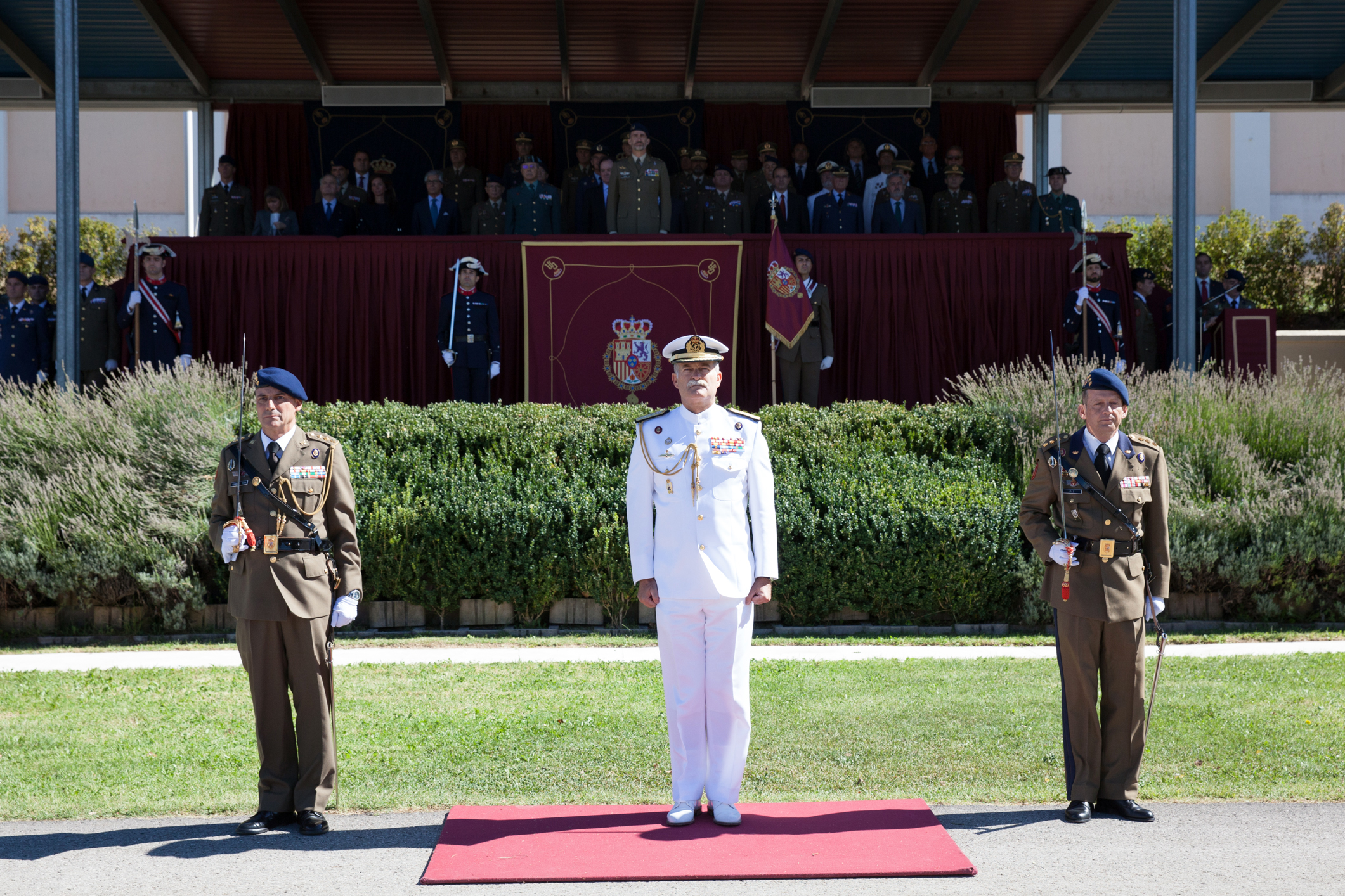 El jefe del Cuarto Militar junto a los coroneles que realizan el relevo del mando
