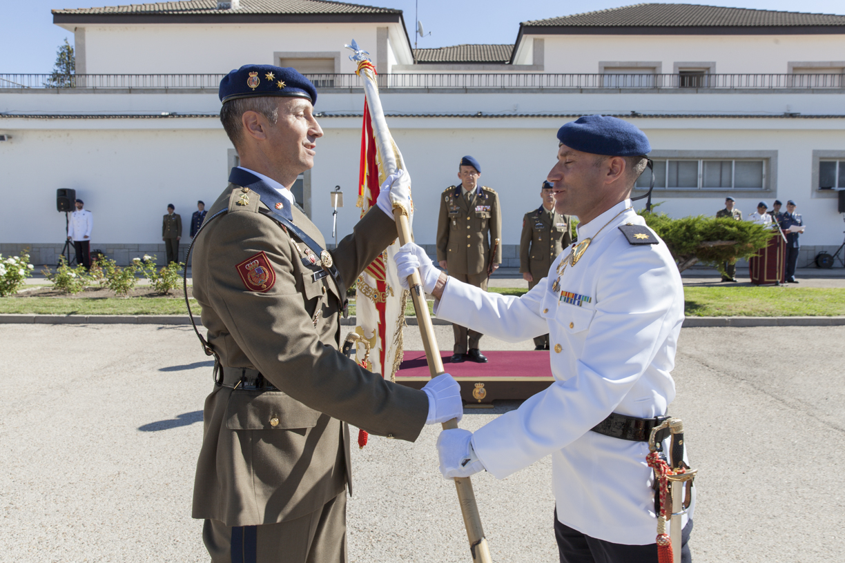 Momento de la entrega del banderín del Grupo de Honores