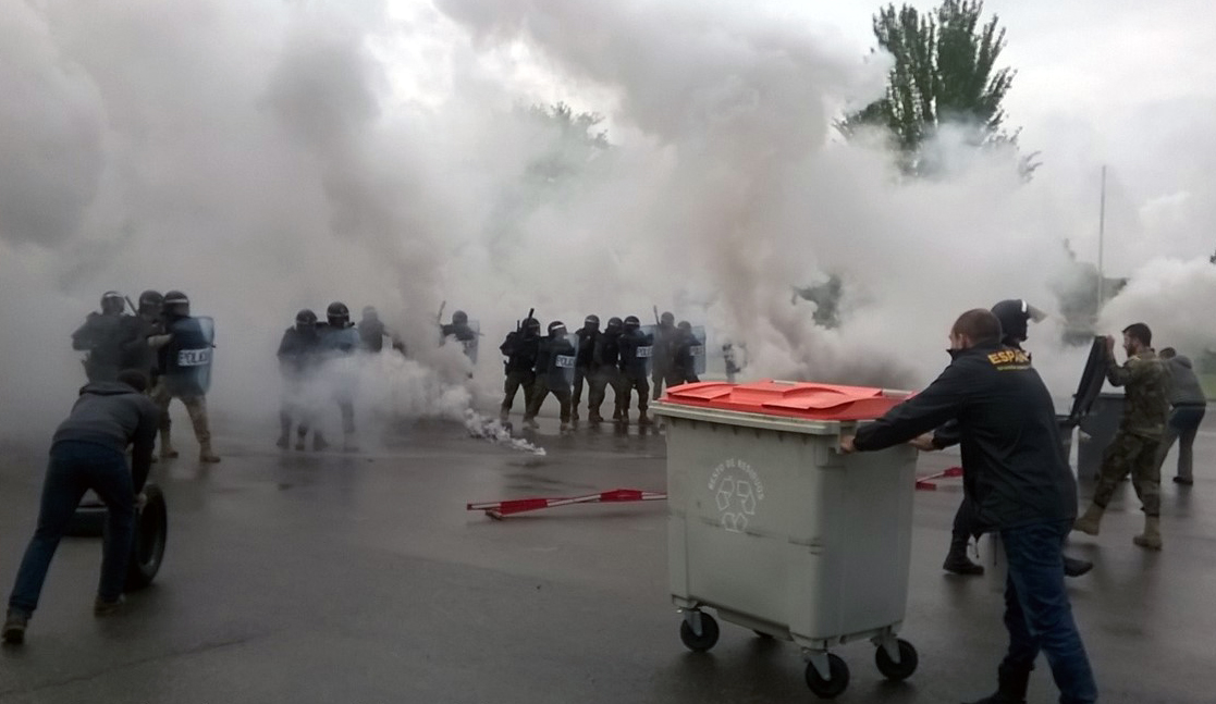 Manifestación violenta con uso de botes de humo
