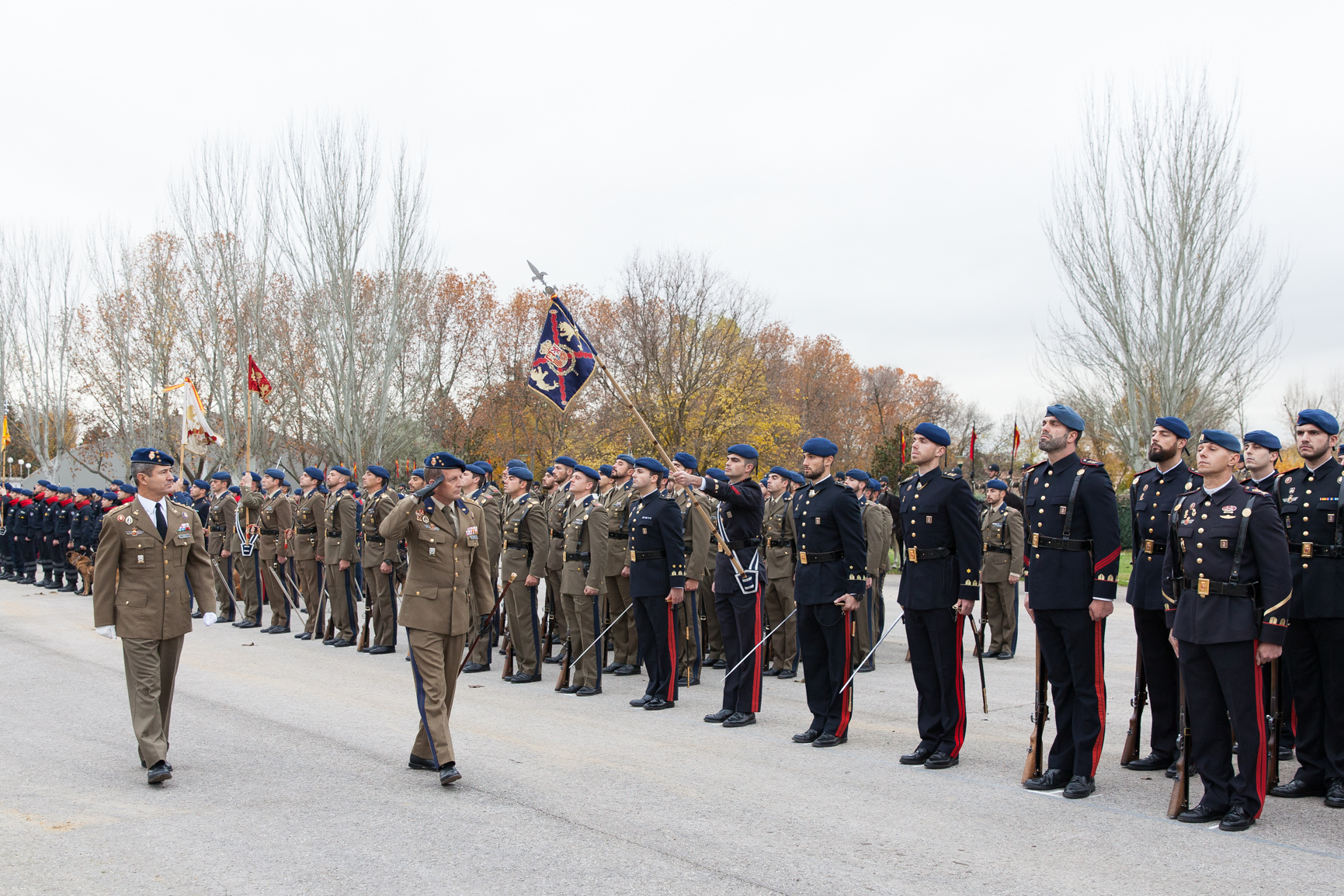 El coronel jefe Diz Monje pasa revista a la fuerza acompañado del coronel Rocha y Castilla
