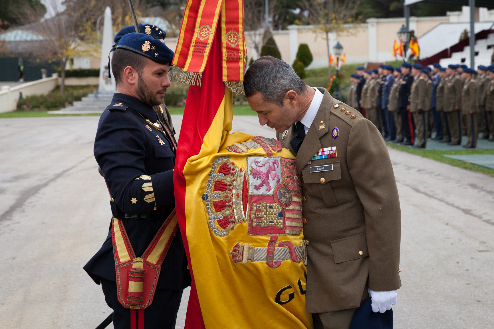 El coronel Rocha y Castilla despidiéndose de la Bandera de la Guardia Real