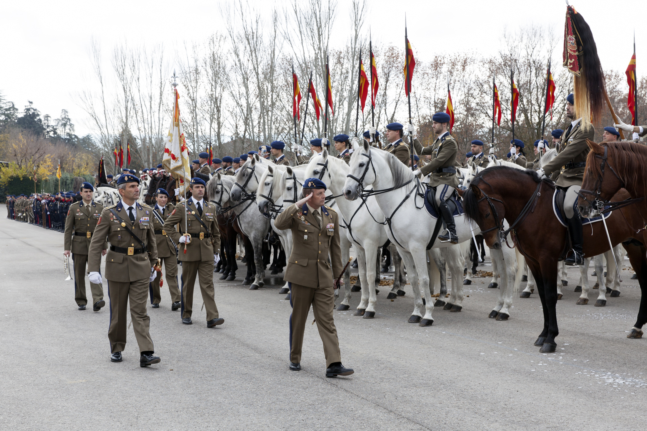 El coronel jefe Diz Monje pasa revista a la fuerza acompañado del teniente coronel Prada Larrea