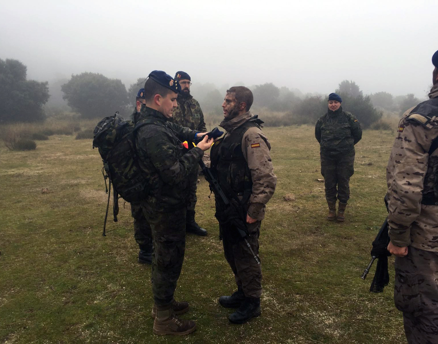 Nuevo guardia real recibiendo la boina azul turquí 