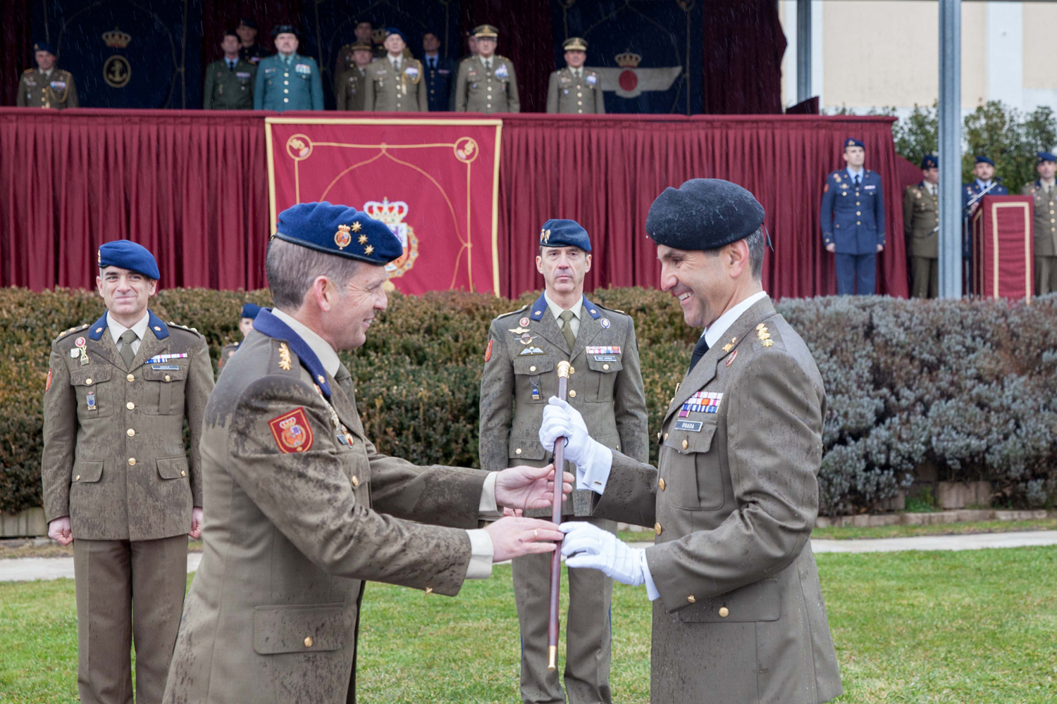 Entrega del bastón de mando de manos del coronel jefe Diz Monje