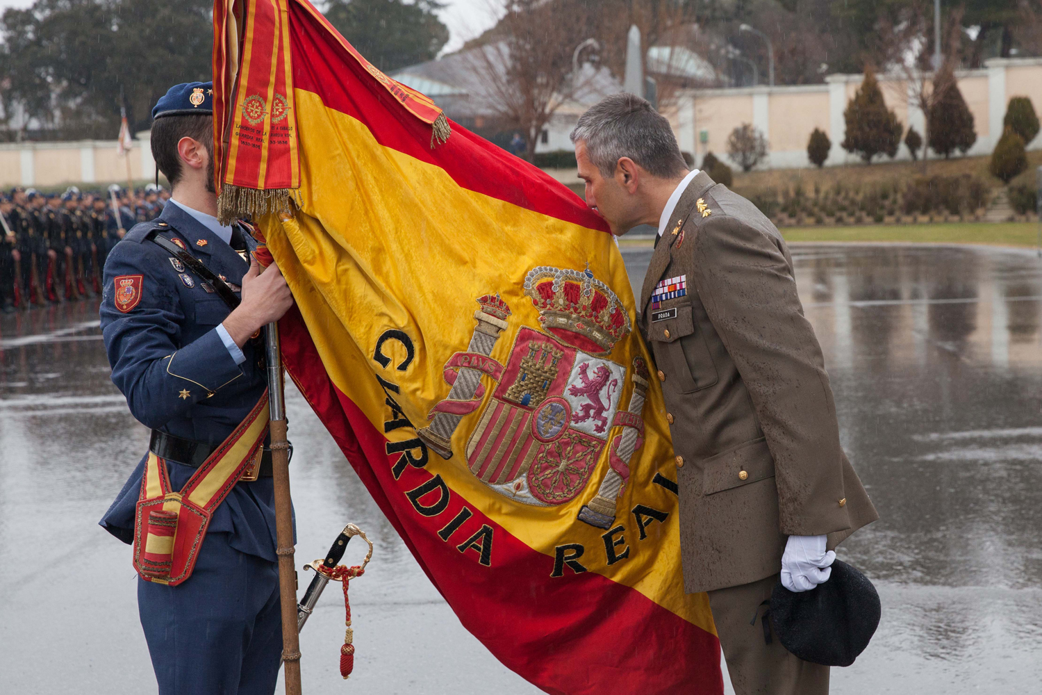 El coronel Prada despidiéndose de la Bandera de la Guardia Real
