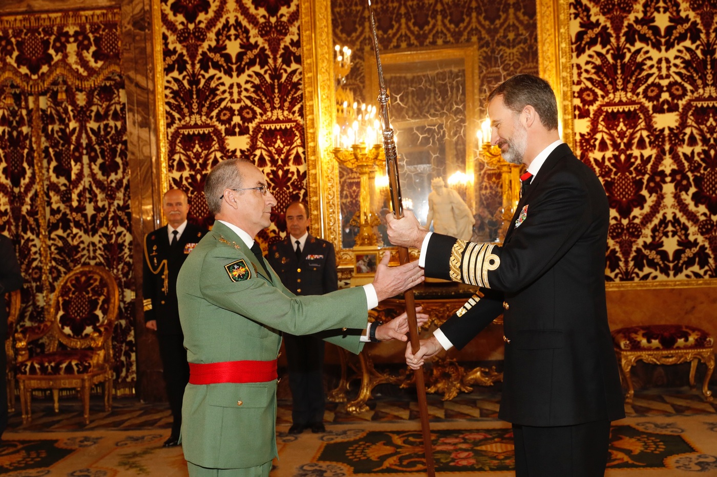 S.M. el Rey entrega la alabarda al general de brigada, Juan Jesús Martín Cabrero, jefe de la Brigada 'Rey Alfonso XIII' II de la Legión