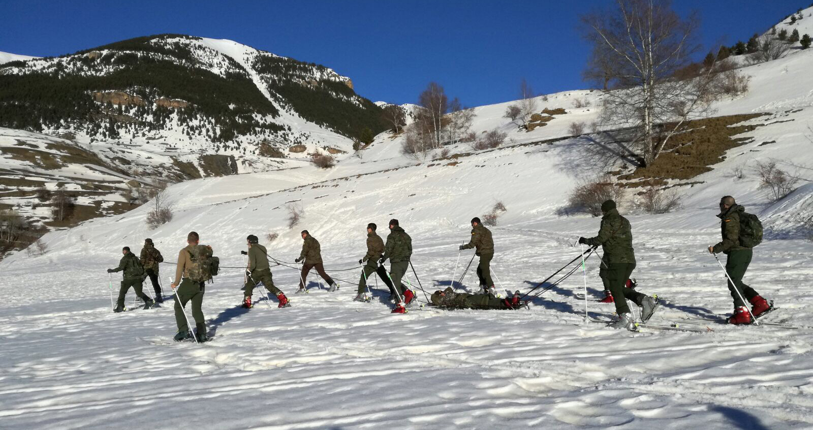 Prácticas de evacuación de bajas empleando la camilla UT 2000
