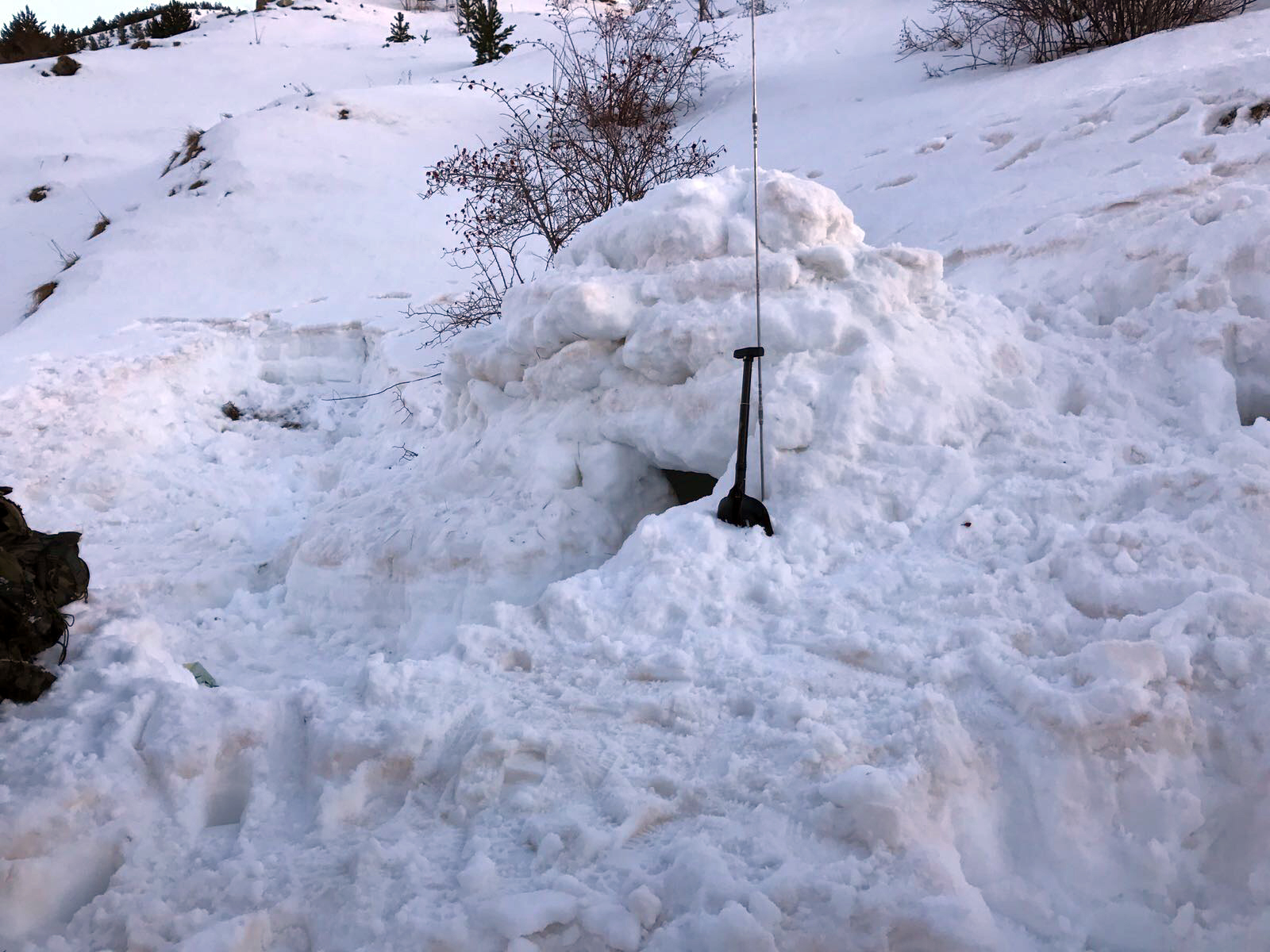 Elaboración de refugio de circunstancia en nieve