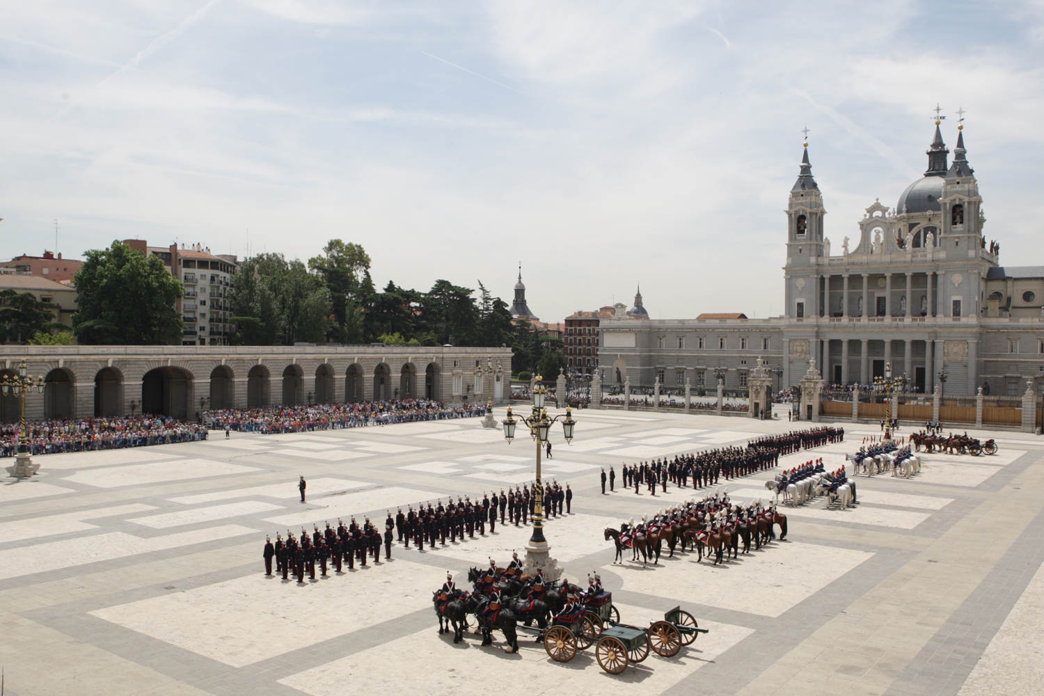 La Guardia Real celebra un Relevo Solemne extraordinario en el Palacio Real de Madrid