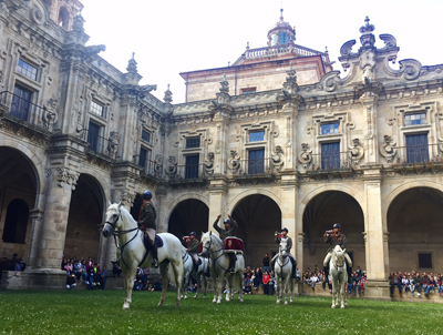 Doma clásica en el Claustro del Monasterio de San Salvador durante la exhibición en Celanova
