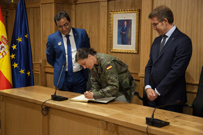  La capitán Rivera, jefa de la Batería Real firmando en el Libro de Honor del Ayuntamiento de Xinzo de Limia 