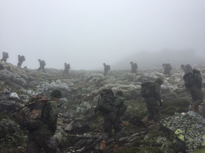 La Compañía 'Monteros de Espinosa' durante el ascenso a Peña Trevinca