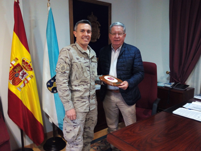 El capitán Fresno, jefe de la Escuadrilla 'Plus Ultra' hace entrega de una metopa al alcalde de Cea
