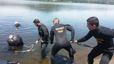Grupo de Buceo en el Castrelo do Miño reflotando residuos