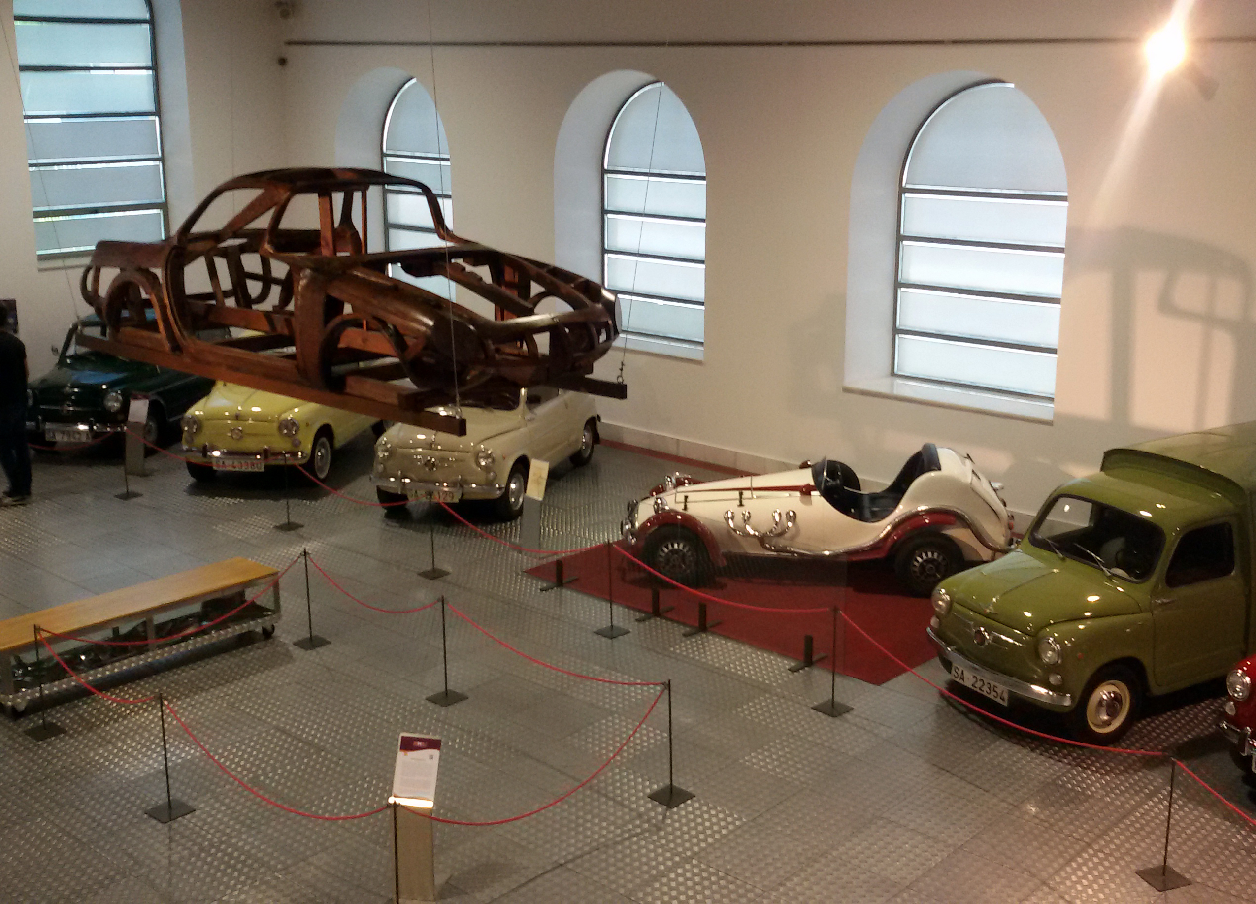 Sala que alberga la exposición en el Museo de Historia de la Automoción de Salamanca 