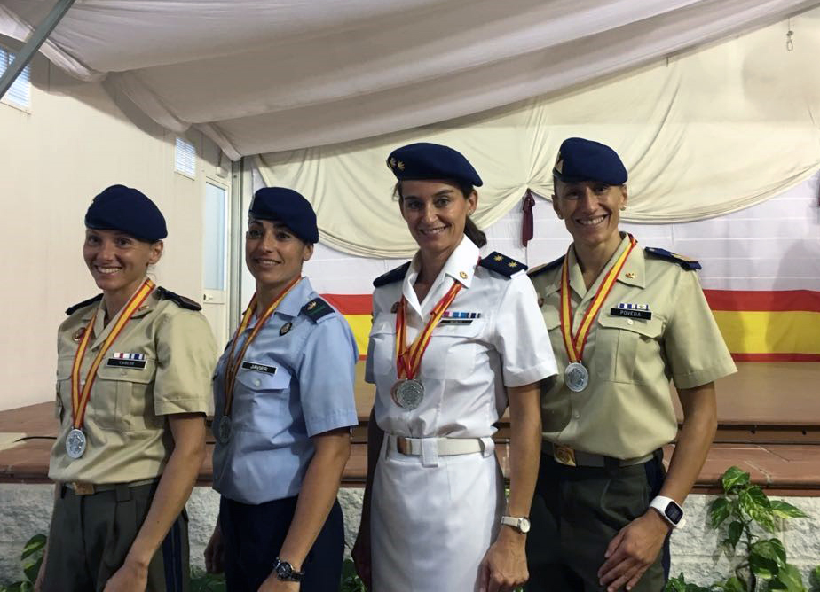 Equipo ganador de la medalla de plata en la categoría femenina absoluta por equipos  