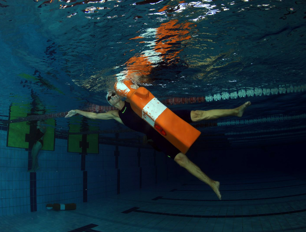 La teniente coronel Villalta González durante una de las pruebas en piscina 