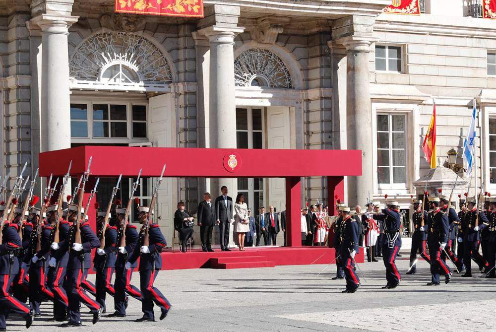 Desfile de las unidades de la Guardia Real