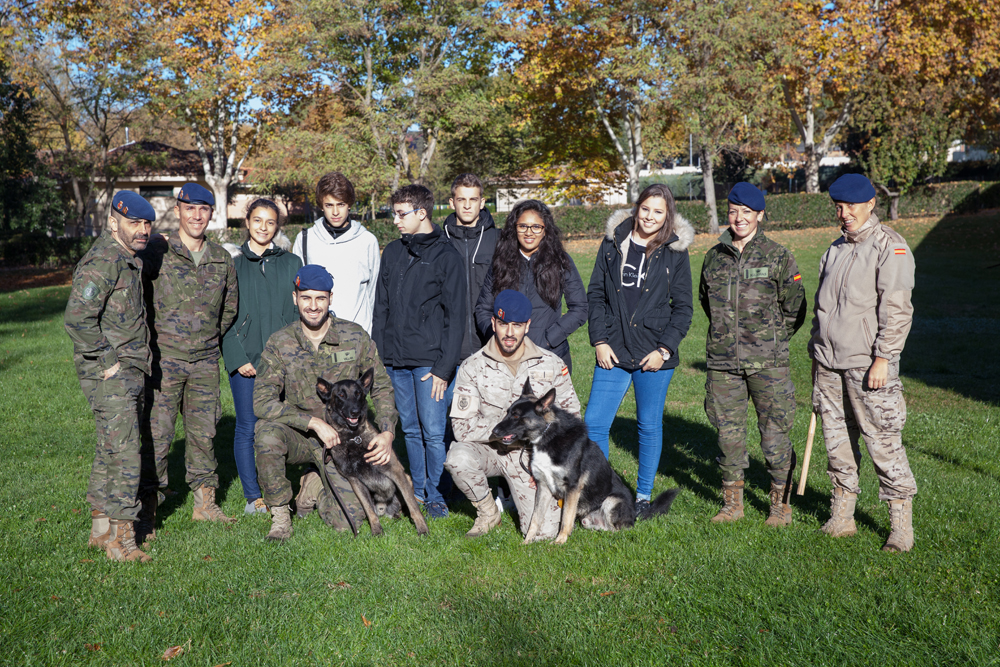 Los alumnos junto a los miembros de la Sección de guías