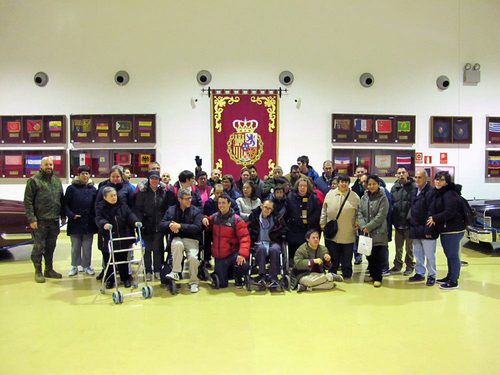  El grupo de jóvenes y adultos de la residencia en Mirasierra en la Sala Histórica 